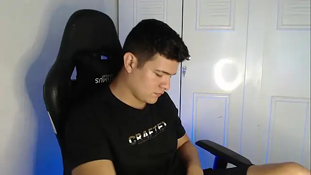 Snapshot of Plug_Control chatting on September 18, 2025, 5:16 pm Plug Control online show from September 18, 2025, 5:16 pm