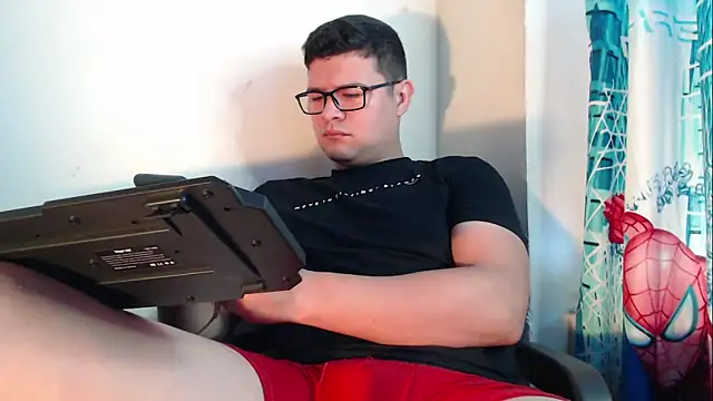 Snapshot of Plug_Control chatting on October 25, 2025, 1:45 pm Plug Control online show from October 25, 2025, 1:45 pm