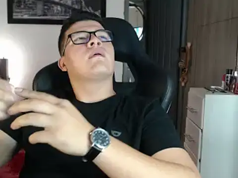 Snapshot of Plug_Control chatting on February 21, 2025, 10:37 pm Plug Control online show from February 21, 2025, 10:37 pm