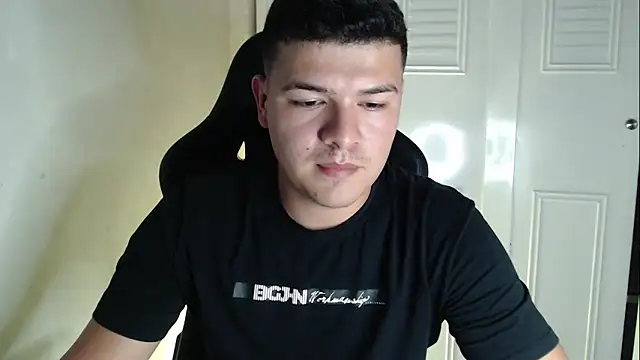 Snapshot of Plug_Control chatting on September 24, 2025, 4:19 am Plug Control online show from September 24, 2025, 4:19 am