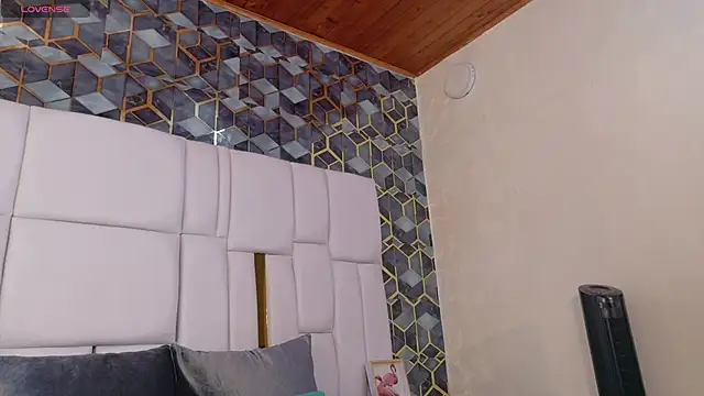 lia mariana online show from November 23, 2025, 9:47 pm