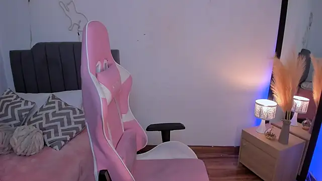 Amy joones online show from April 20, 2026, 11:24 am