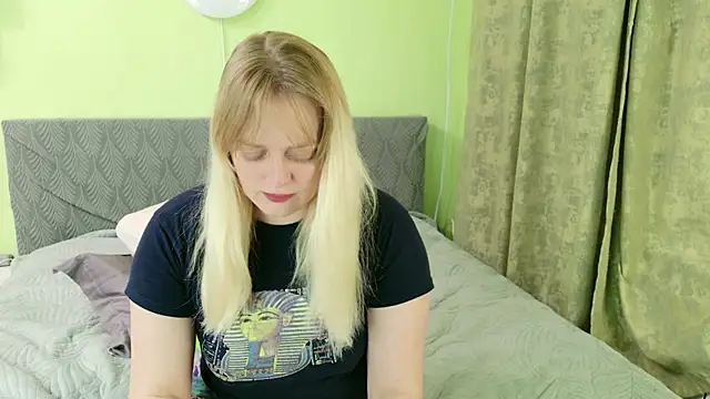 Snapshot of Kira_Miler chatting on May 21, 2026, 5:27 am Kira Miler online show from May 21, 2026, 5:27 am
