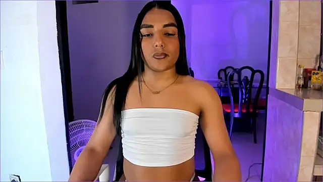 Snapshot of CandyLatinHott chatting on March 28, 2026, 1:39 am CandyLatinHott online show from March 28, 2026, 1:39 am