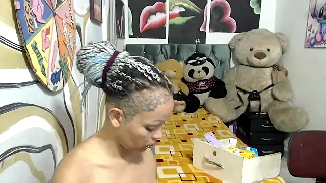 manzanahot9 online show from November 12, 2025, 8:01 pm