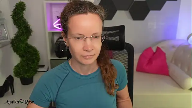 AnnikaRose online show from February 4, 2026, 12:55 pm