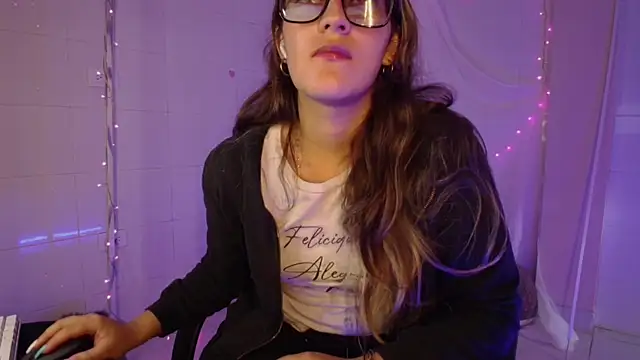 Giia paiige18 online show from September 19, 2025, 1:04 pm