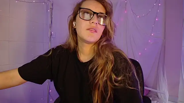 Snapshot of Giia_paiige18 chatting on February 16, 2026, 7:23 pm Giia paiige18 online show from February 16, 2026, 7:23 pm