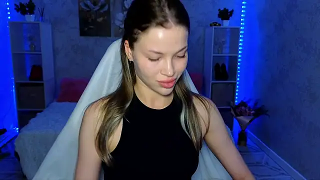 EmmyMills online show from June 19, 2026, 8:58 pm