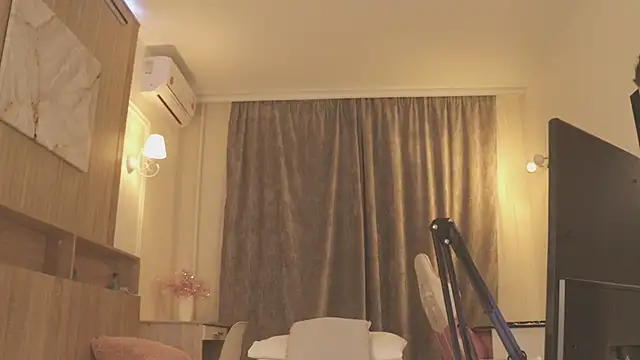 MiaThaine online show from April 3, 2026, 3:29 pm