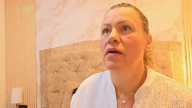 charlotte  G online show from November 10, 2025, 10:42 am