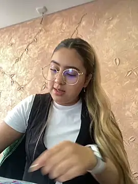 Miabonnett  online show from March 21, 2025, 3:13 pm