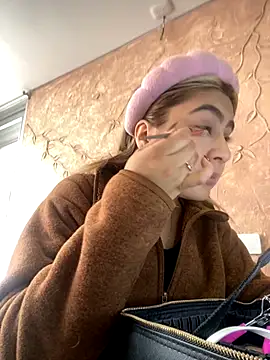 Miabonnett  online show from October 21, 2025, 12:15 pm