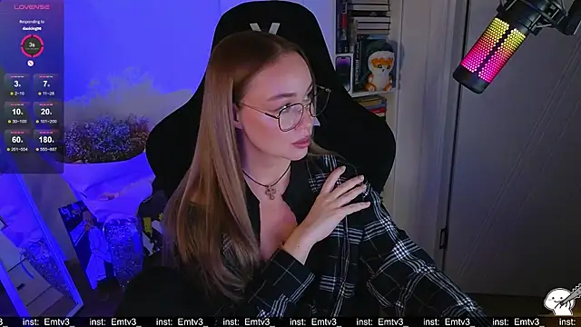 Emili1- online show from December 5, 2025, 1:53 pm