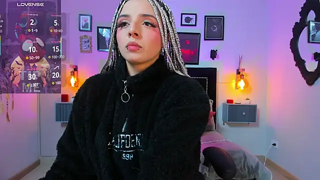 Charlotte  Benett online show from November 10, 2025, 4:17 am