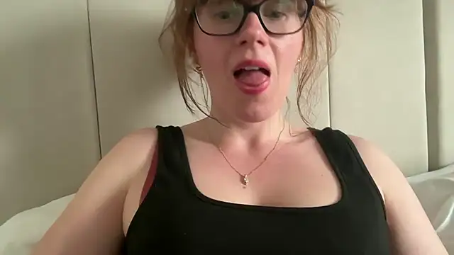 Snapshot of redheadrosie69 chatting on April 1, 2026, 2:14 pm redheadrosie69 online show from April 1, 2026, 2:14 pm