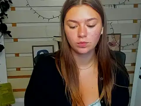 Josephine Kiss online show from June 23, 2026, 6:33 am