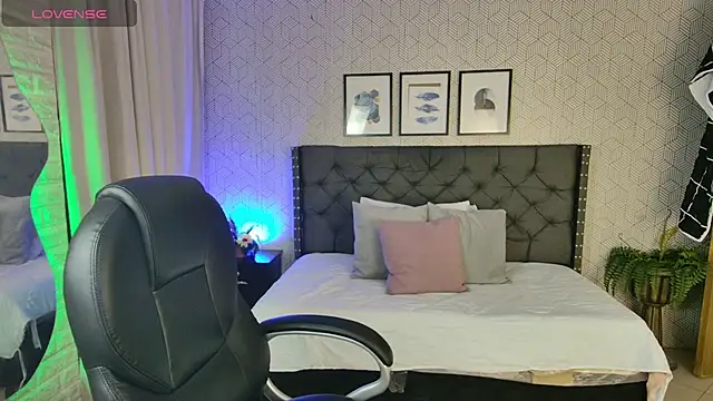 Snapshot of sussy__stone chatting on December 6, 2024, 12:44 pm sussy stone online show from December 6, 2024, 12:44 pm