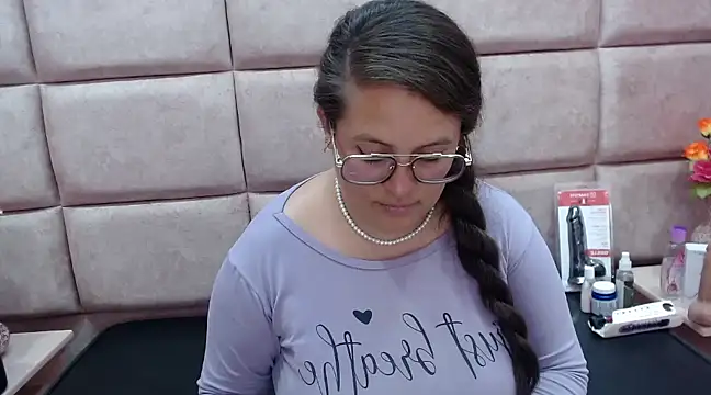 SaraThomso online show from February 9, 2025, 9:05 am