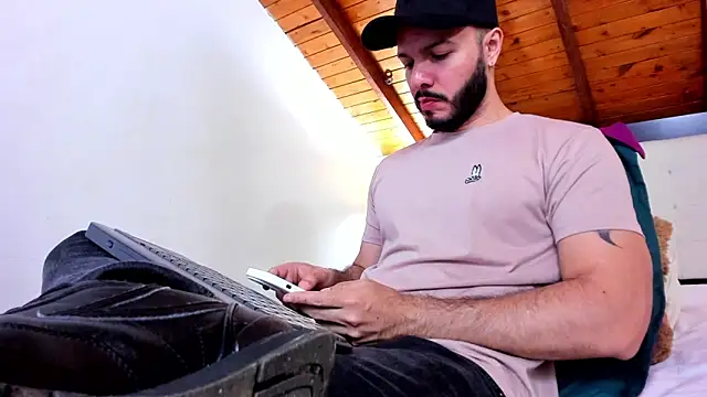 Snapshot of Tom_Bailey chatting on January 17, 2026, 12:42 pm Tom Bailey online show from January 17, 2026, 12:42 pm