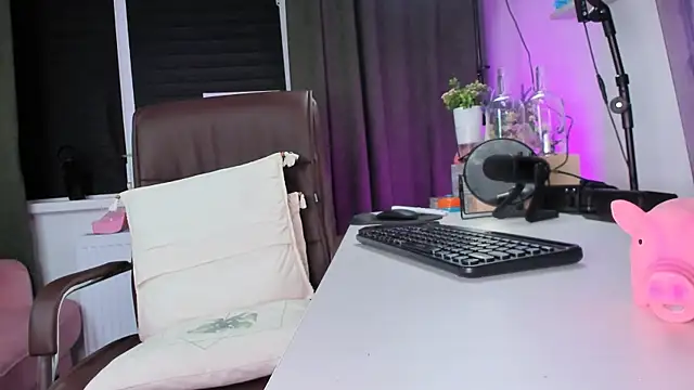 LolaLemona online show from November 30, 2025, 9:54 am