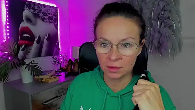 HelenLuxx online show from October 9, 2025, 5:41 am