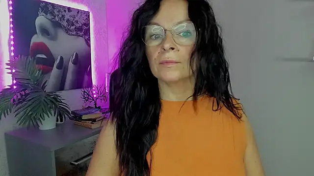 HelenLuxx online show from September 25, 2025, 5:35 am