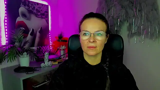 HelenLuxx online show from February 12, 2026, 2:39 pm