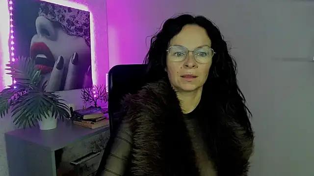 HelenLuxx online show from September 24, 2025, 5:36 am