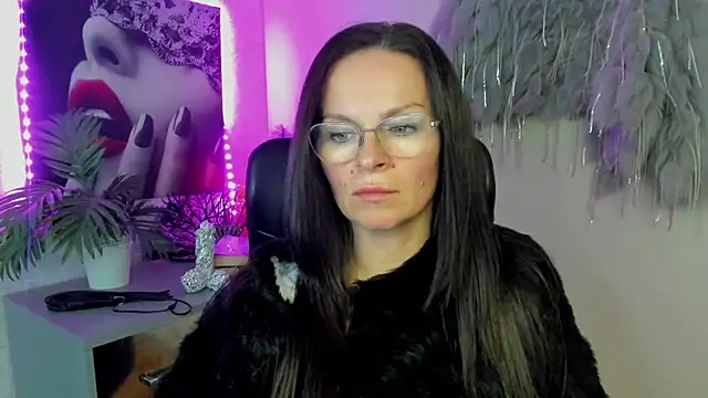 HelenLuxx online show from March 4, 2026, 3:42 pm