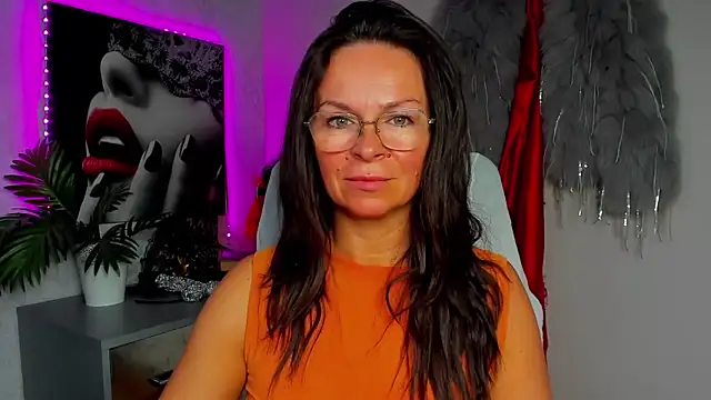 HelenLuxx online show from May 30, 2026, 5:25 am