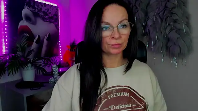 HelenLuxx online show from February 2, 2026, 4:06 pm