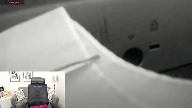 leslyflorez online show from March 3, 2025, 8:54 pm