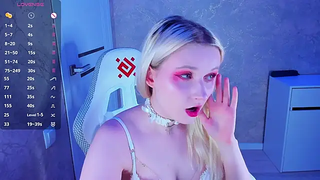 Snapshot of SweeteRose_Royce chatting on March 18, 2025, 3:12 pm SweeteRose Royce online show from March 18, 2025, 3:12 pm