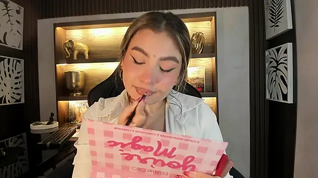 Snapshot of SamantaBone chatting on January 13, 2025, 12:30 am SamantaBone online show from January 13, 2025, 12:30 am