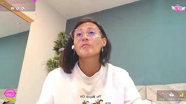 Snapshot of SharisWillian chatting on March 31, 2026, 3:30 am SharisWillian online show from March 31, 2026, 3:30 am