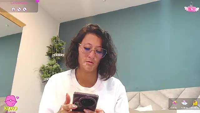 Snapshot of SharisWillian chatting on April 15, 2026, 3:56 am SharisWillian online show from April 15, 2026, 3:56 am