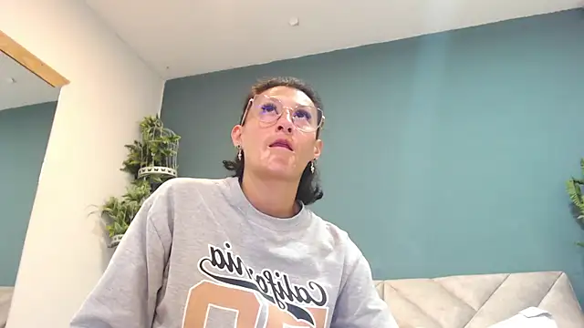 Snapshot of SharisWillian chatting on April 8, 2026, 3:52 am SharisWillian online show from April 8, 2026, 3:52 am