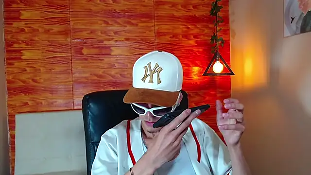 Snapshot of Bastiaan_28 chatting on February 20, 2025, 8:50 am Bastiaan 28 online show from February 20, 2025, 8:50 am