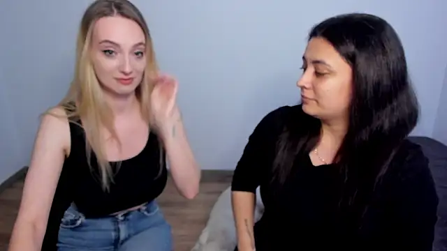 Snapshot of LuciaLoca chatting on April 3, 2026, 10:27 pm LuciaLoca online show from April 3, 2026, 10:27 pm