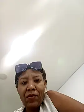 Snapshot of Surreyaa chatting on March 12, 2025, 9:35 pm Surreyaa online show from March 12, 2025, 9:35 pm