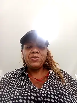 Snapshot of Surreyaa chatting on December 11, 2024, 4:20 pm Surreyaa online show from December 11, 2024, 4:20 pm