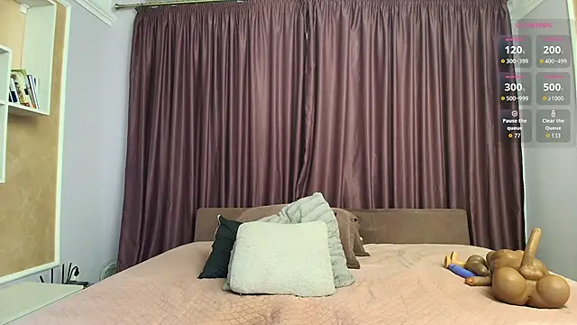 isabellice online show from December 22, 2025, 2:44 am