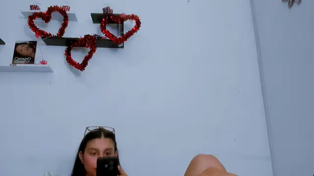 Alyson0001 online show from April 16, 2026, 9:39 pm