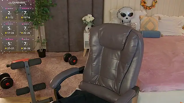  F R A U  online show from October 26, 2025, 1:06 am