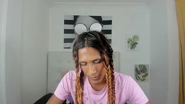 Brisahott online show from December 18, 2025, 7:40 pm