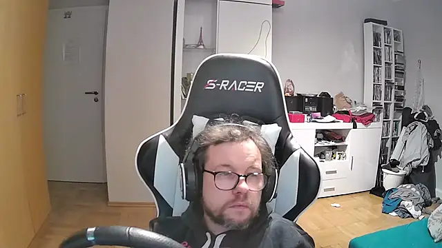 larsgessner30 online show from November 7, 2025, 9:52 pm