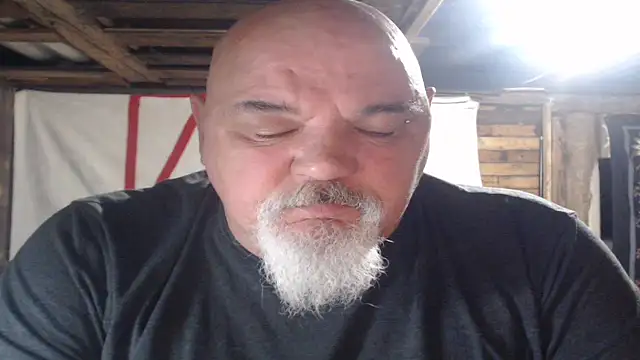 Newfiesausage1972 online show from April 16, 2026, 9:43 am