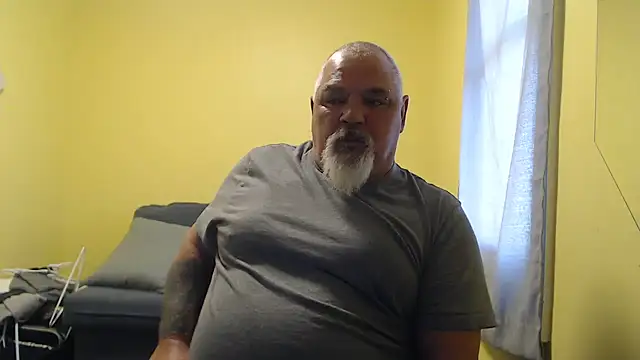 Newfiesausage1972 online show from November 6, 2025, 1:48 pm