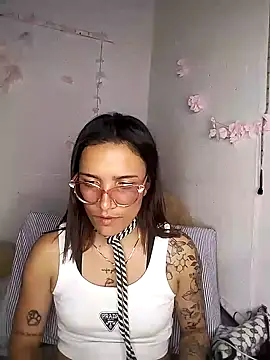 Yaumiko online show from February 2, 2026, 11:04 pm